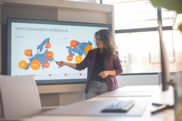 Monitory do sal konferencyjnych – profesjonalna prezentacja treści podczas spotkań